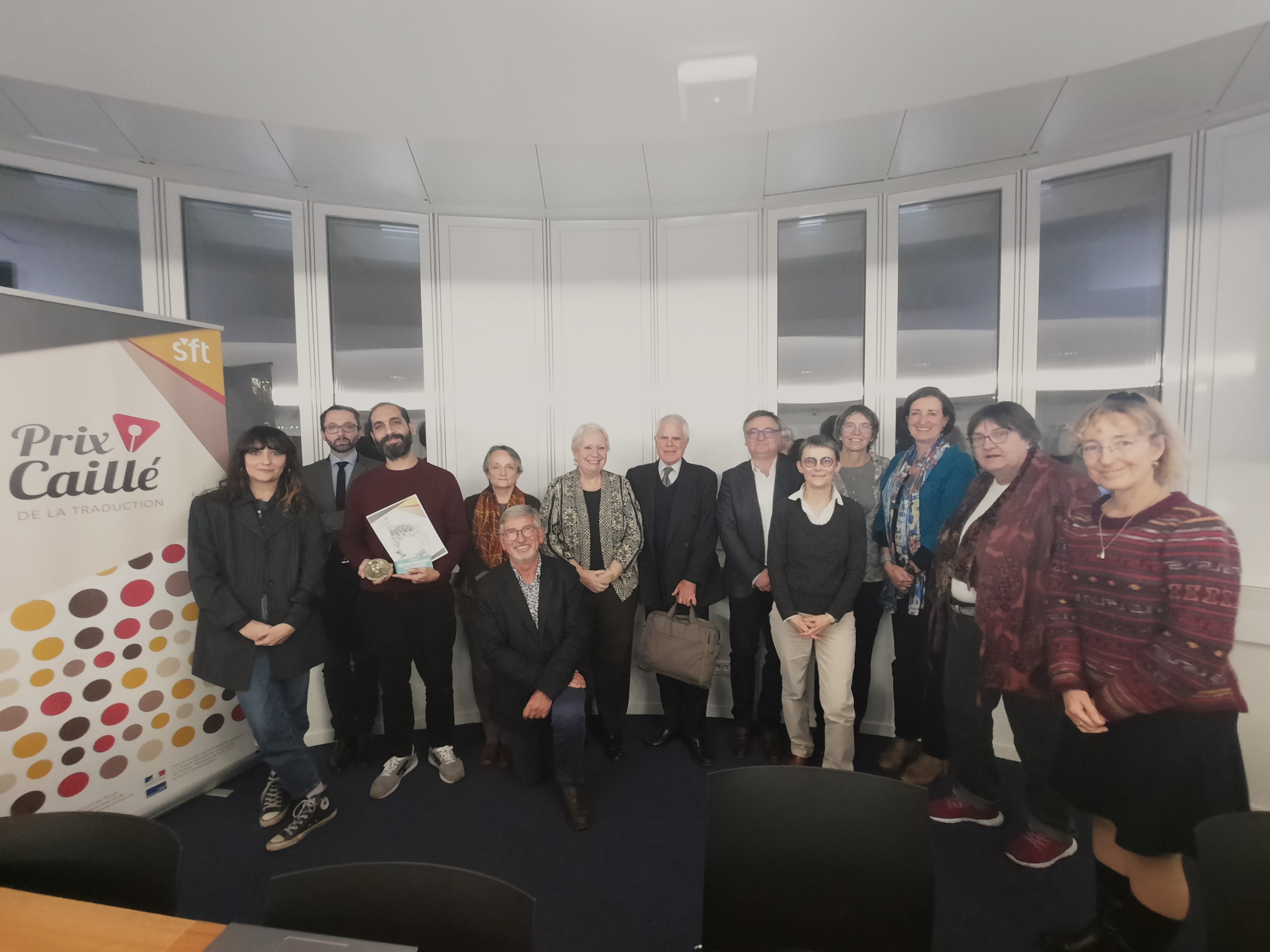 De gauche à droite : Annabelle Macia (Éditions Le Pommier), Julien Brocart (Éditions Le Pommier), Eric Reyes Roher (lauréat 2022), Freddie Plassard (jurée), Bernhard Lorenz (président du jury du prix Pierre-François Caillé), Sylvie Escat (jurée), Philip Minns (juré), Bruno Chanteau (président de la Société française des traducteurs), Sandrine Détienne (secrétaire générale du prix Pierre-François Caillé), Françoise Wirth (jurée), Agnès Debarge (jurée), Dominique Durand-Fleischer (jurée) et Lucile Gubler (jurée).