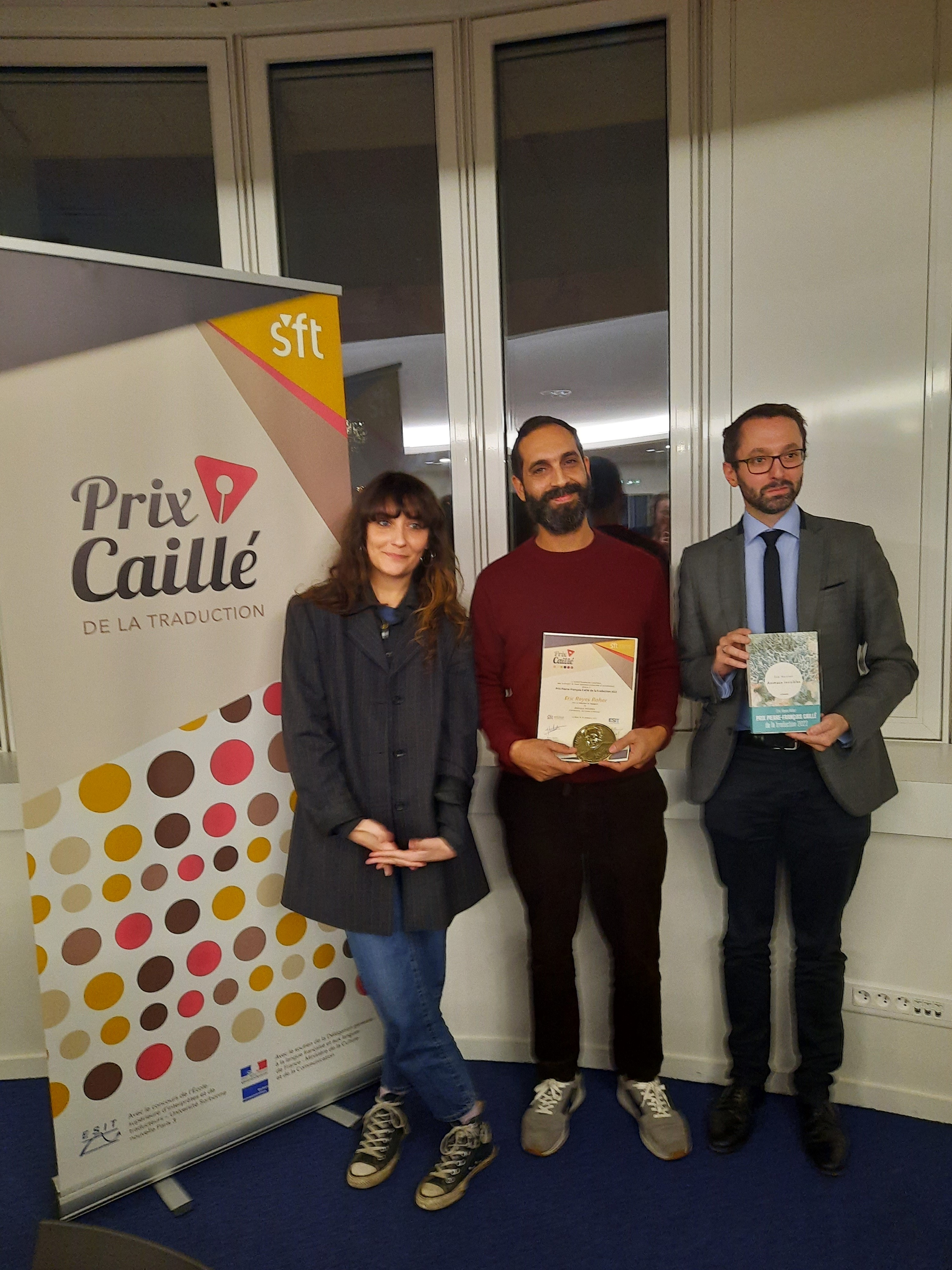 Annabelle Macia (éditrice aux Éditions du Pommier), Eric Reyes Roher (lauréat 2022) et Julien Brocard (directeur éditorial des éditions du Pommier) 