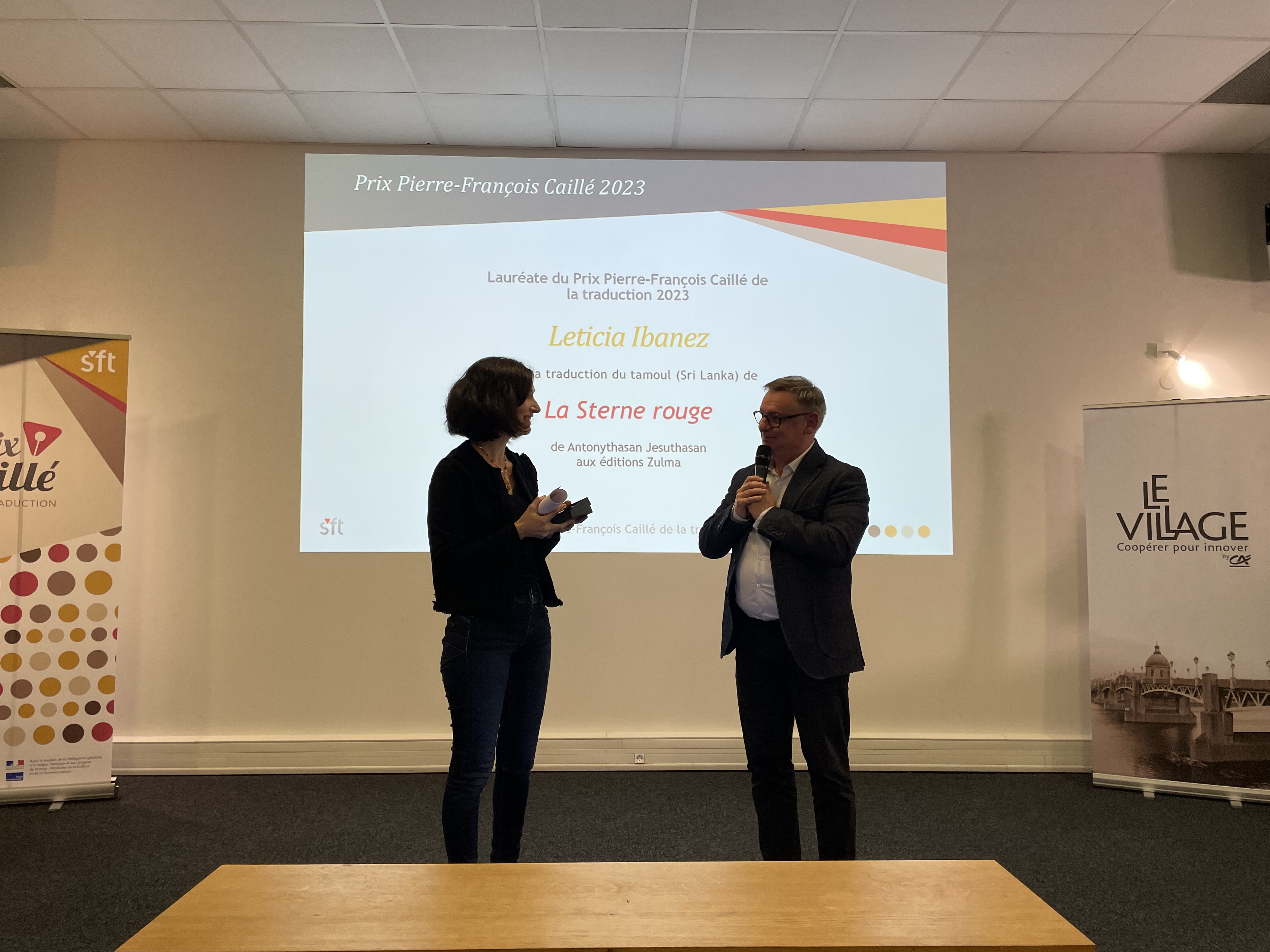 Bruno Chanteau, président de la SFT, remet à Léticia Ibanez le prix Pierre-François Caillé de la traduction 2023