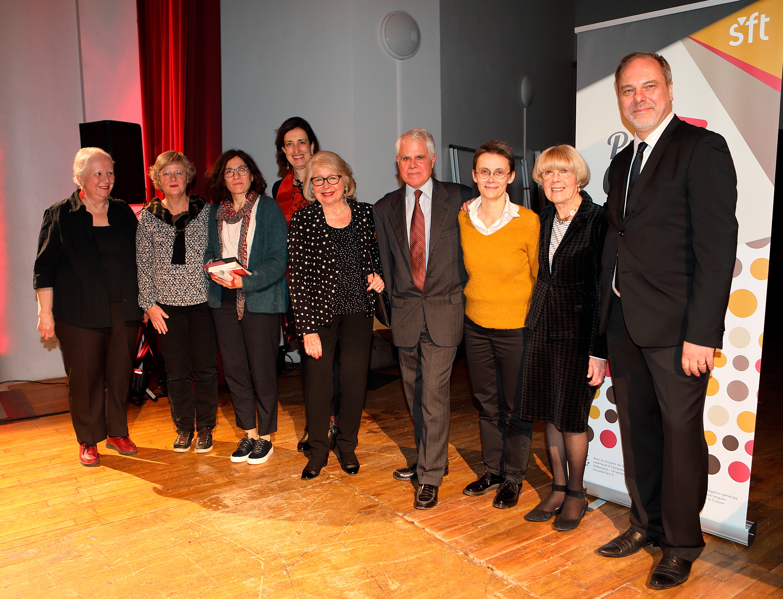 Inés Introcaso, lauréate 2019, et Laure Leroy avec une partie du jury 2019 du prix Pierre-François Caillé